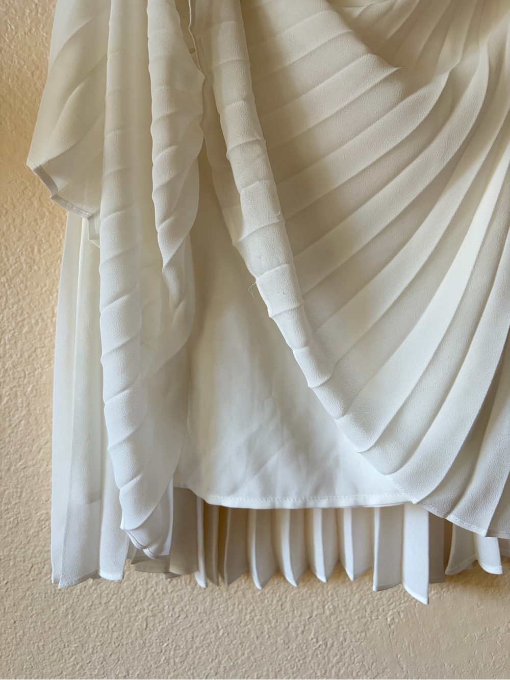 Babaton Aritzia White Pleated Mini Skirt Flowy Feminine Coastal Chic Balletcore - Picture 3 of 8